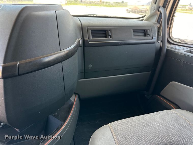 image for item ZA0418 2020 Volvo  VNR semi truck