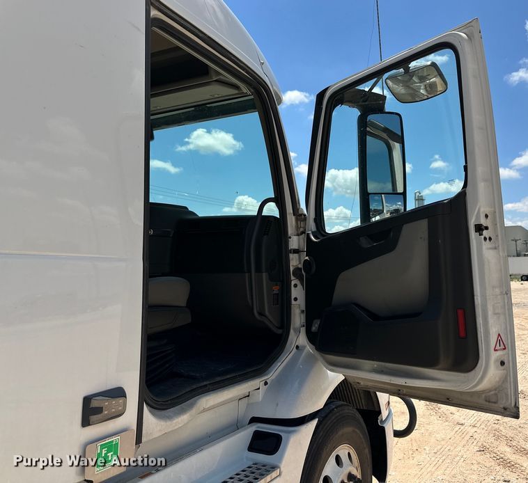 image for item ZA0418 2020 Volvo  VNR semi truck