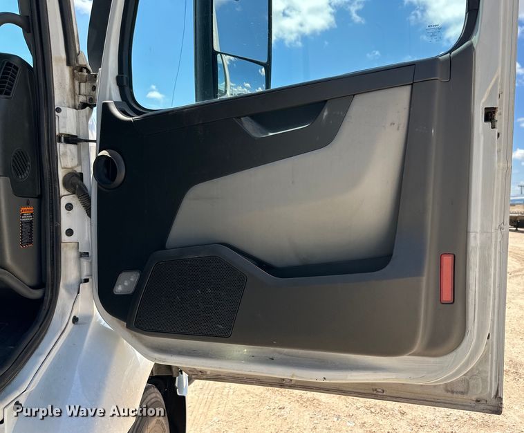 image for item ZA0418 2020 Volvo  VNR semi truck