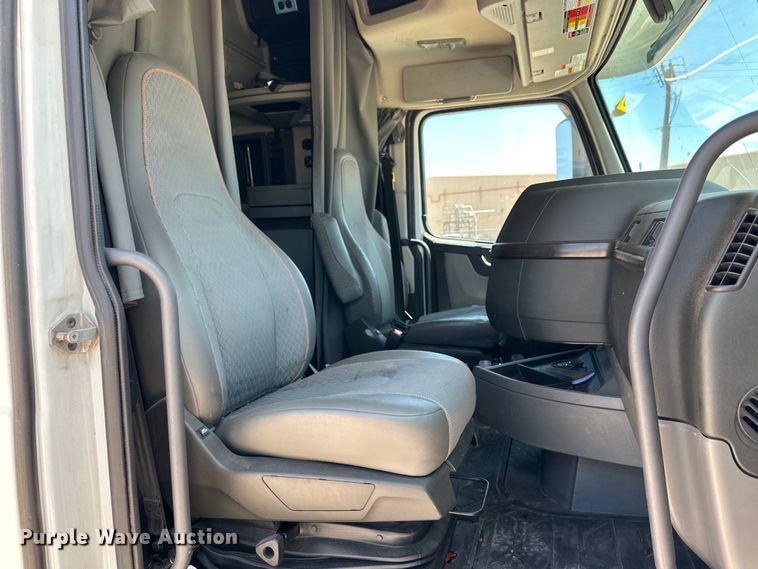 image for item ZA0418 2020 Volvo  VNR semi truck