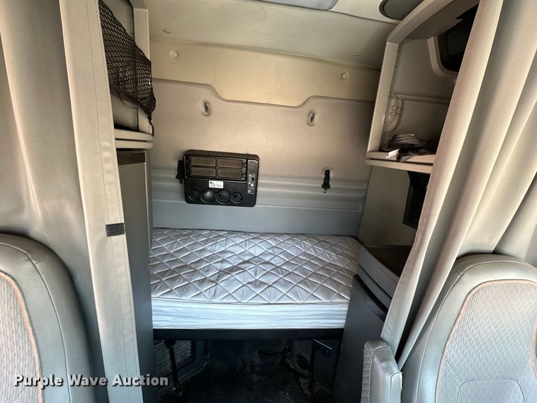 image for item ZA0418 2020 Volvo  VNR semi truck