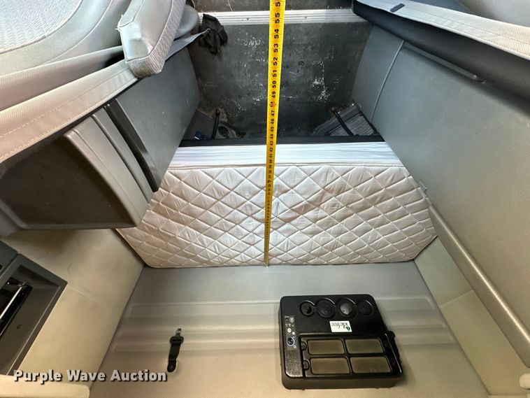 image for item ZA0418 2020 Volvo  VNR semi truck