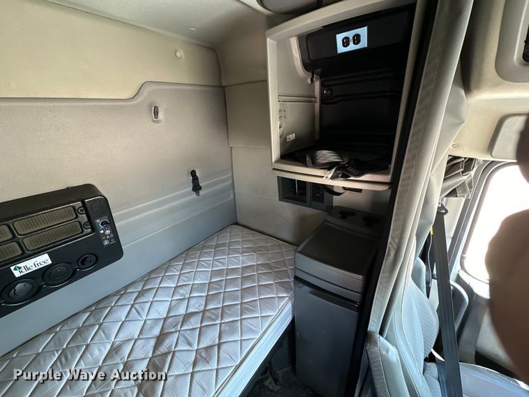 image for item ZA0418 2020 Volvo  VNR semi truck