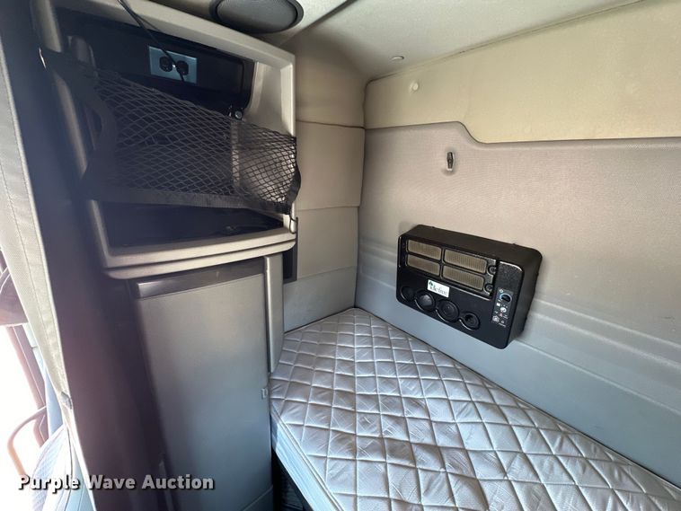 image for item ZA0418 2020 Volvo  VNR semi truck