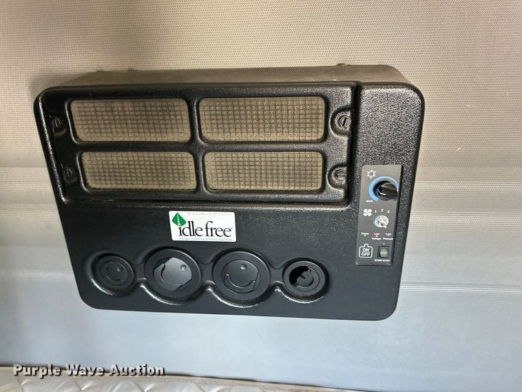 image for item ZA0418 2020 Volvo  VNR semi truck