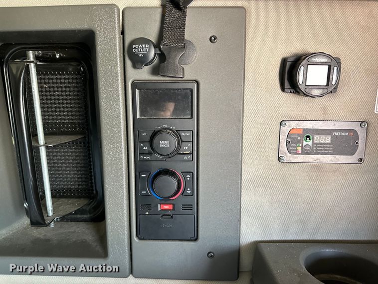 image for item ZA0418 2020 Volvo  VNR semi truck