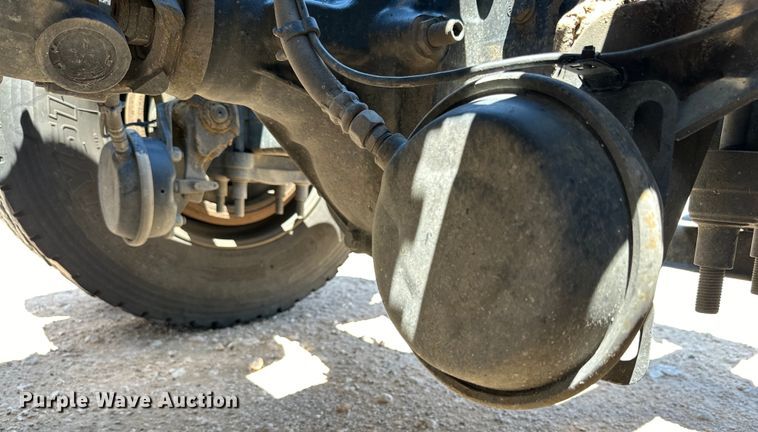 image for item ZA0418 2020 Volvo  VNR semi truck