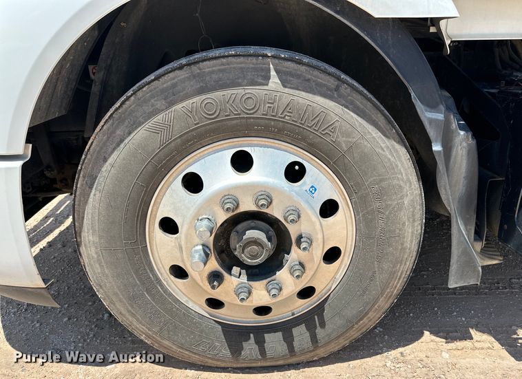 image for item ZA0418 2020 Volvo  VNR semi truck