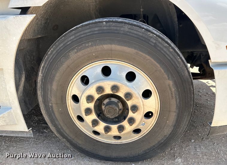 image for item ZA0418 2020 Volvo  VNR semi truck