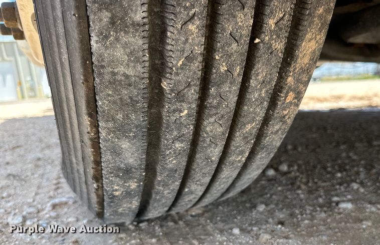 image for item ZA0418 2020 Volvo  VNR semi truck