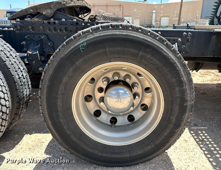 image for item ZA0418 2020 Volvo  VNR semi truck