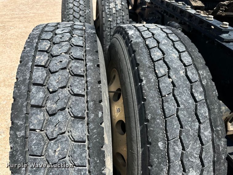 image for item ZA0418 2020 Volvo  VNR semi truck