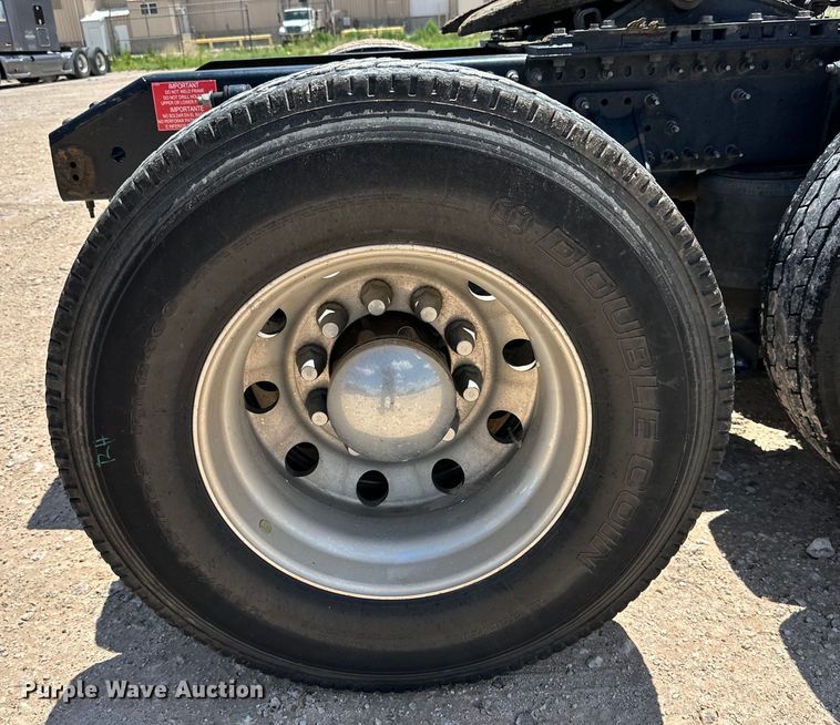 image for item ZA0418 2020 Volvo  VNR semi truck