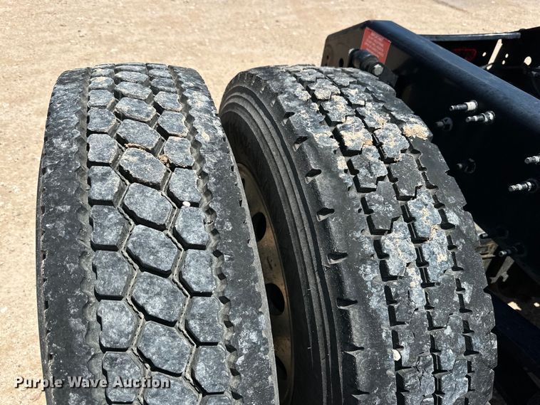 image for item ZA0418 2020 Volvo  VNR semi truck