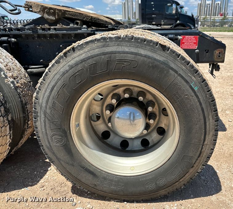 image for item ZA0418 2020 Volvo  VNR semi truck