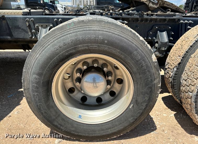 image for item ZA0418 2020 Volvo  VNR semi truck