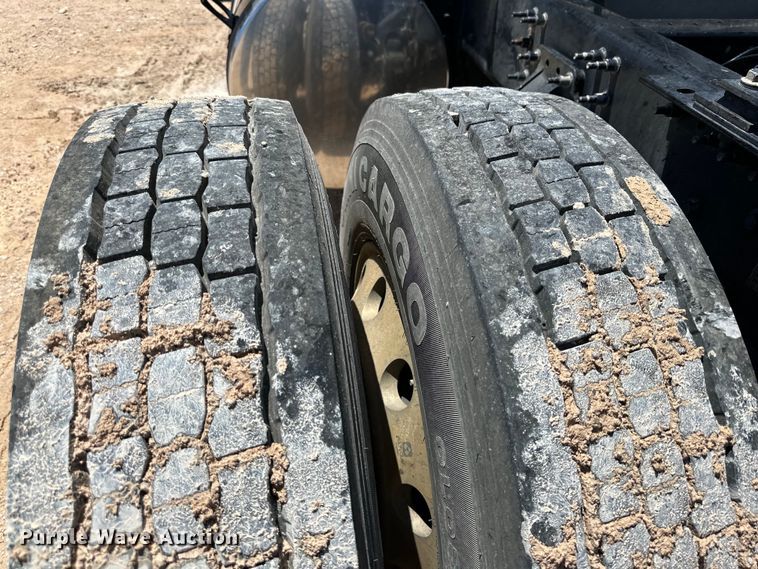 image for item ZA0418 2020 Volvo  VNR semi truck