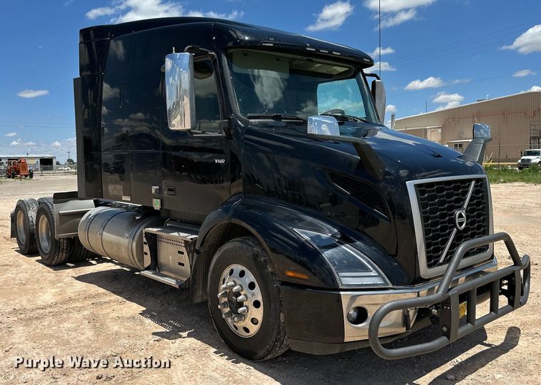 image for item ZA0419 2022 Volvo VNR semi truck