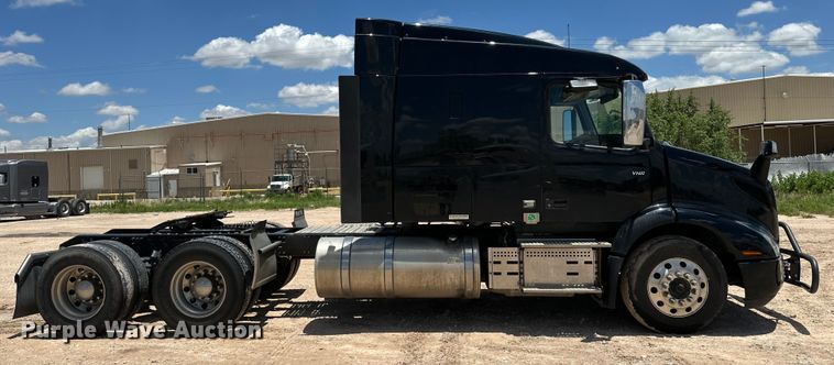 image for item ZA0419 2022 Volvo VNR semi truck