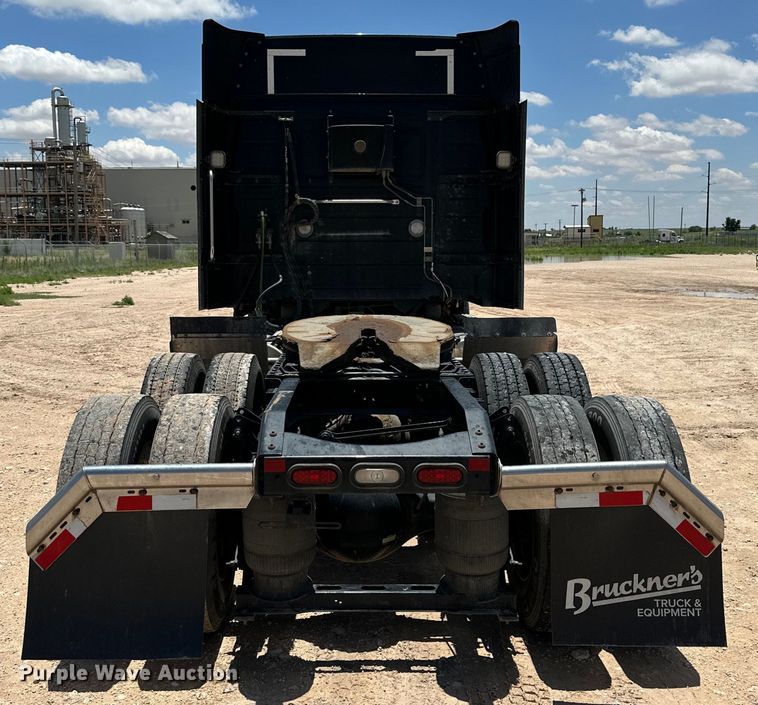 image for item ZA0419 2022 Volvo VNR semi truck