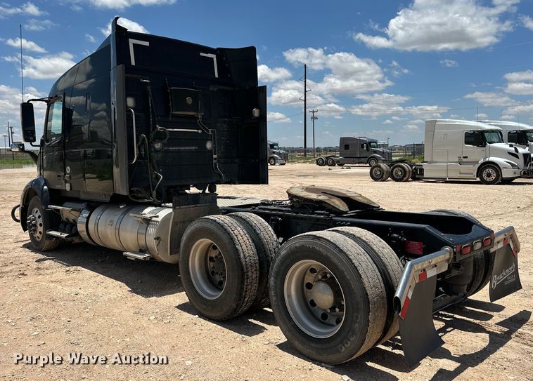 image for item ZA0419 2022 Volvo VNR semi truck