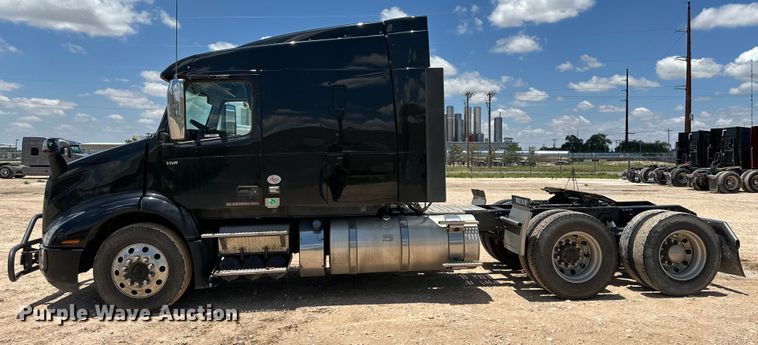 image for item ZA0419 2022 Volvo VNR semi truck