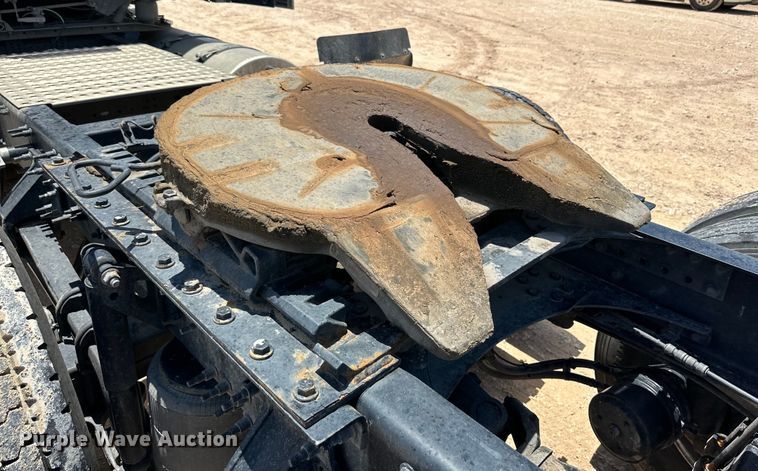 image for item ZA0419 2022 Volvo VNR semi truck