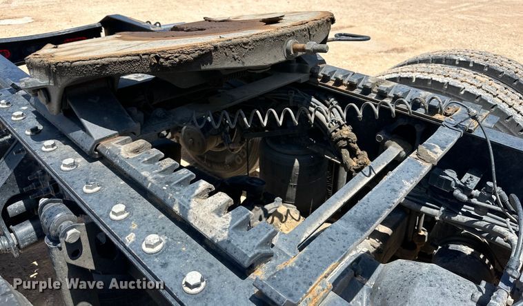 image for item ZA0419 2022 Volvo VNR semi truck