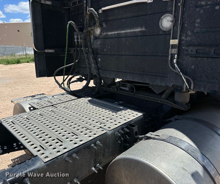 image for item ZA0419 2022 Volvo VNR semi truck