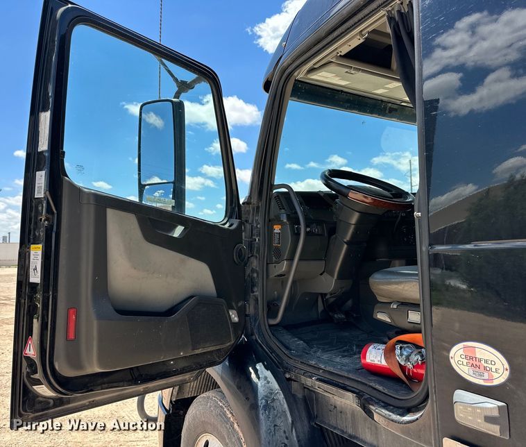 image for item ZA0419 2022 Volvo VNR semi truck