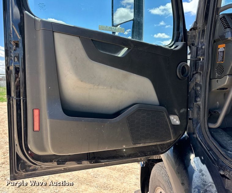 image for item ZA0419 2022 Volvo VNR semi truck