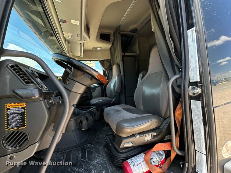 image for item ZA0419 2022 Volvo VNR semi truck