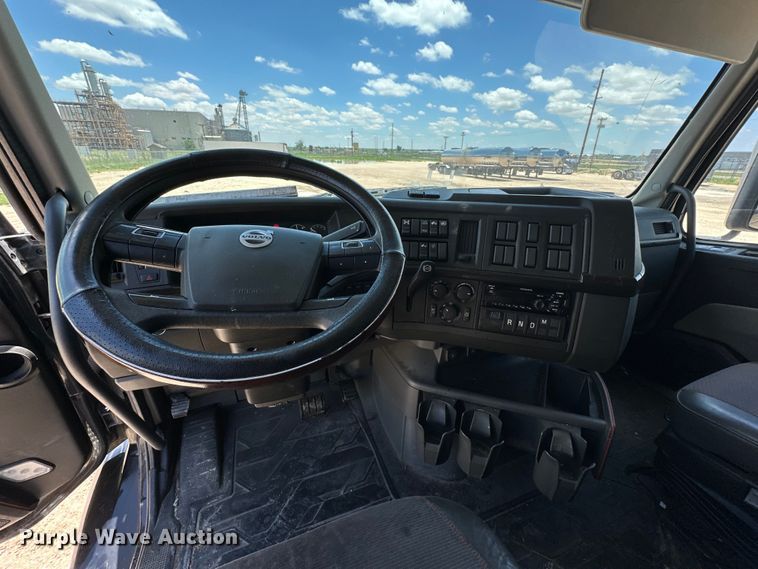 image for item ZA0419 2022 Volvo VNR semi truck