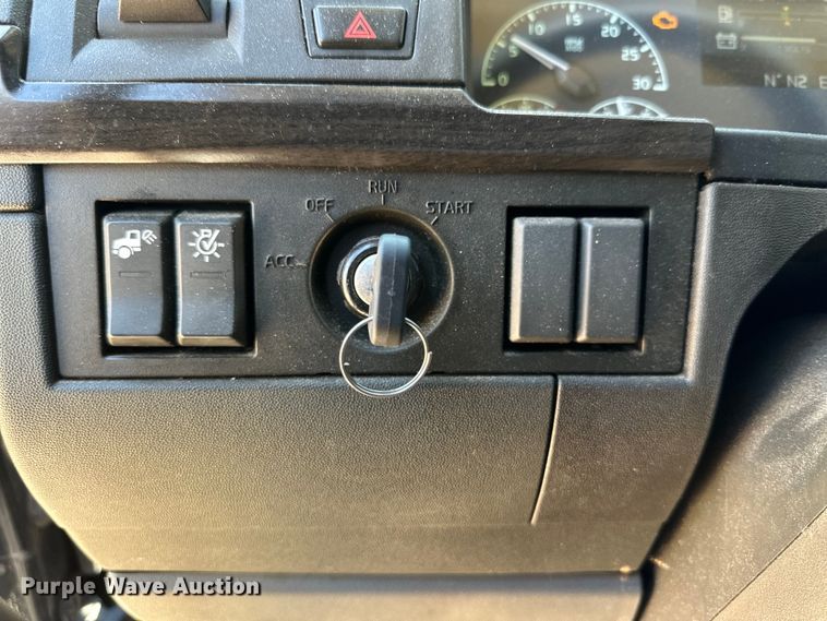 image for item ZA0419 2022 Volvo VNR semi truck