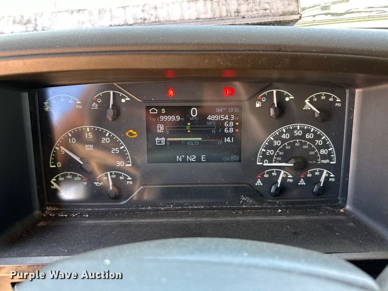 image for item ZA0419 2022 Volvo VNR semi truck