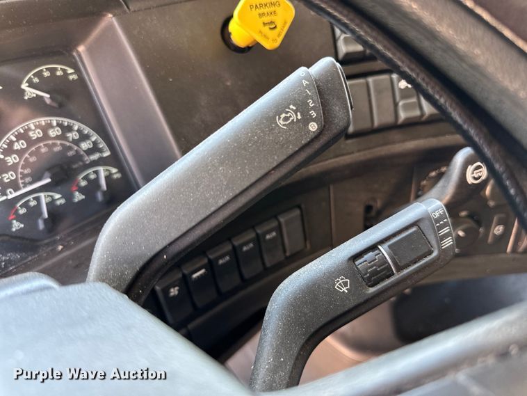 image for item ZA0419 2022 Volvo VNR semi truck