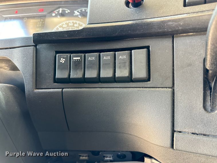 image for item ZA0419 2022 Volvo VNR semi truck