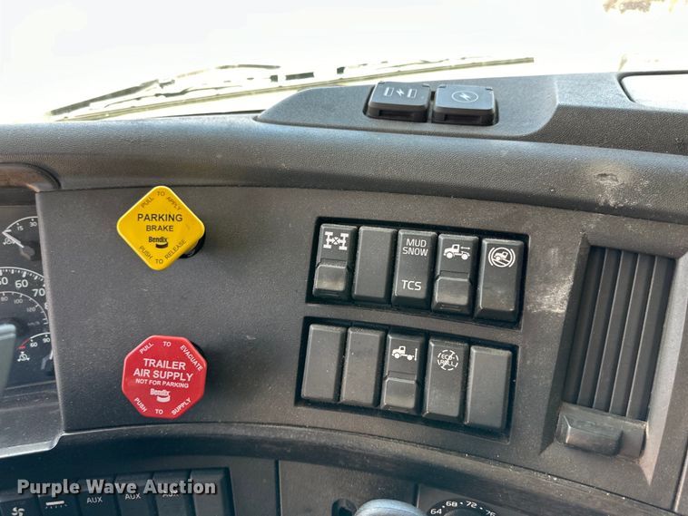 image for item ZA0419 2022 Volvo VNR semi truck