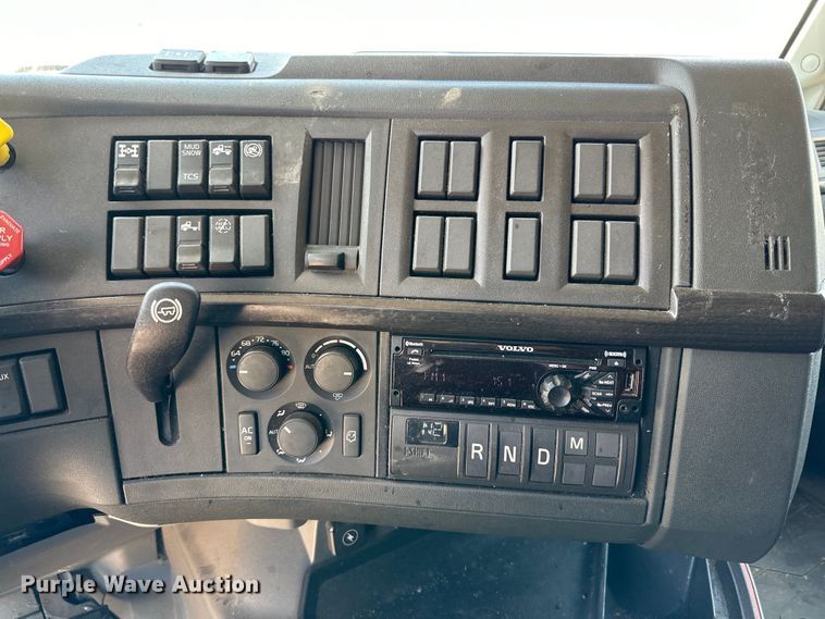 image for item ZA0419 2022 Volvo VNR semi truck