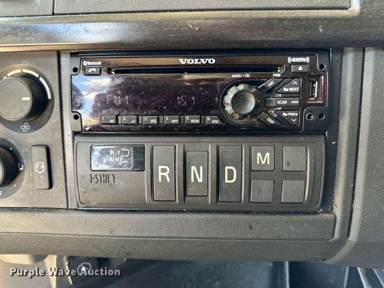 image for item ZA0419 2022 Volvo VNR semi truck