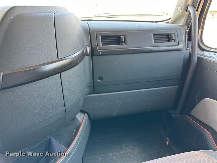 image for item ZA0419 2022 Volvo VNR semi truck