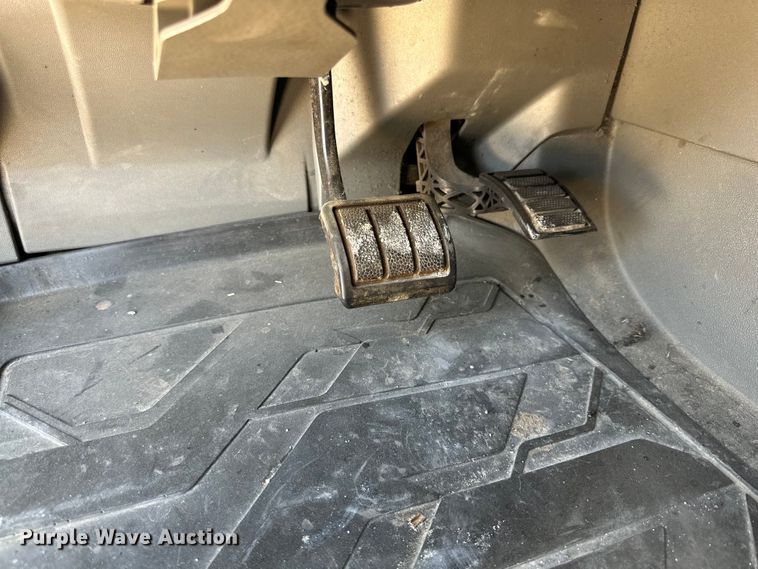 image for item ZA0419 2022 Volvo VNR semi truck