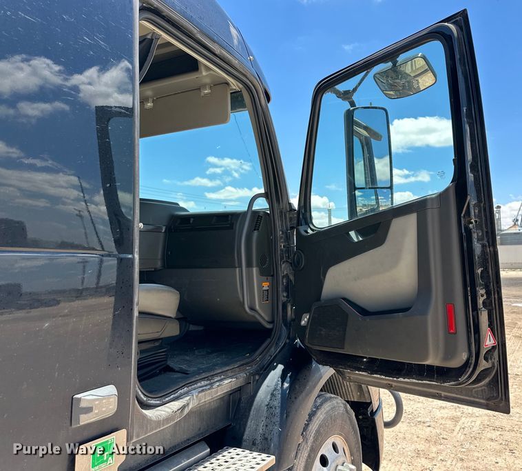 image for item ZA0419 2022 Volvo VNR semi truck