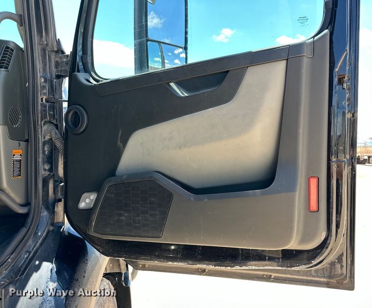 image for item ZA0419 2022 Volvo VNR semi truck