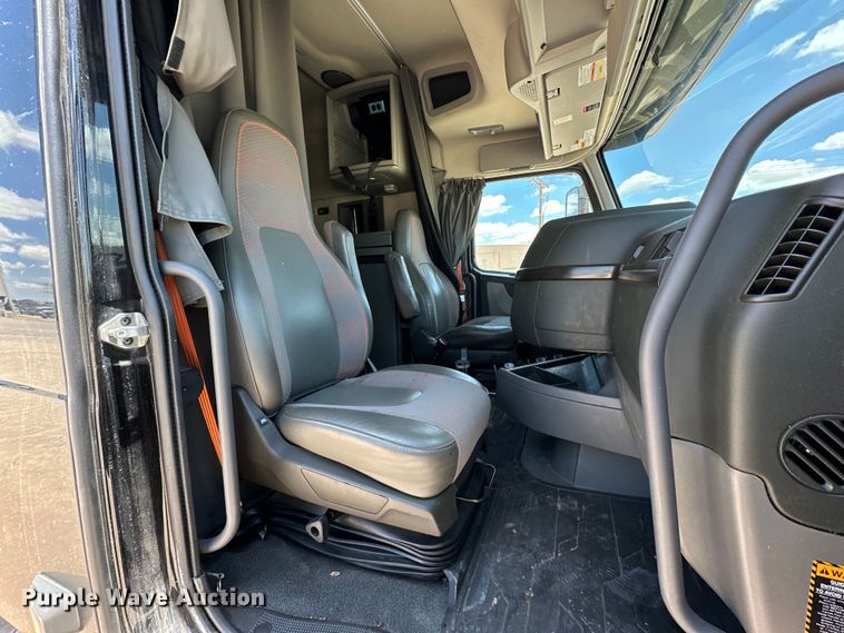 image for item ZA0419 2022 Volvo VNR semi truck