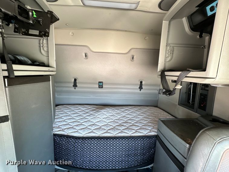 image for item ZA0419 2022 Volvo VNR semi truck