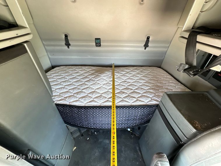 image for item ZA0419 2022 Volvo VNR semi truck