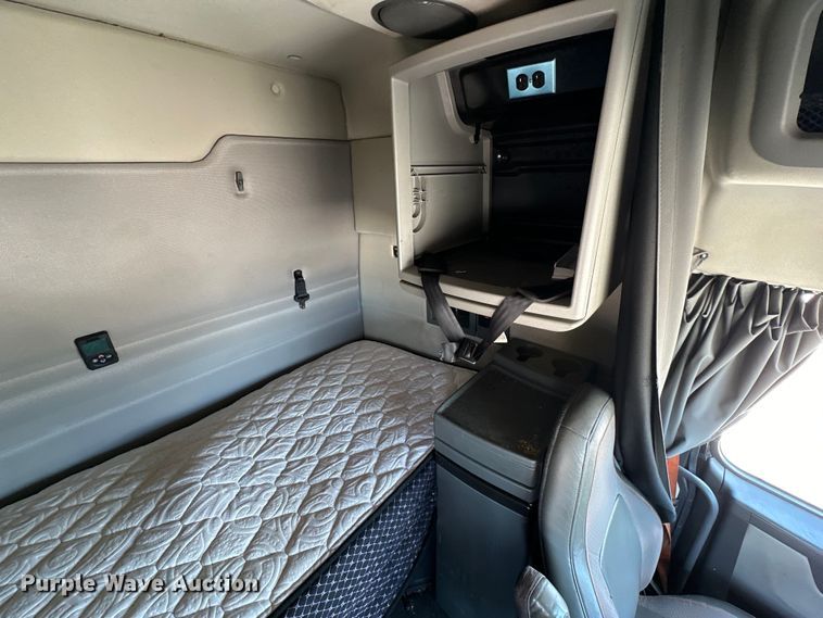 image for item ZA0419 2022 Volvo VNR semi truck