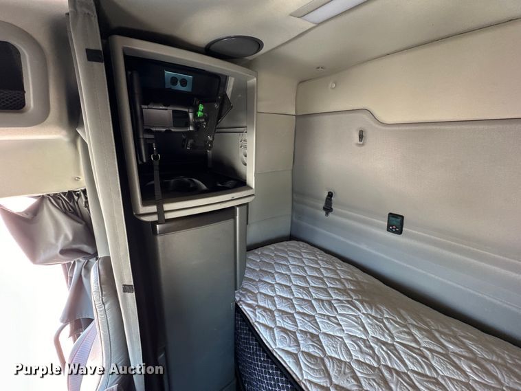 image for item ZA0419 2022 Volvo VNR semi truck