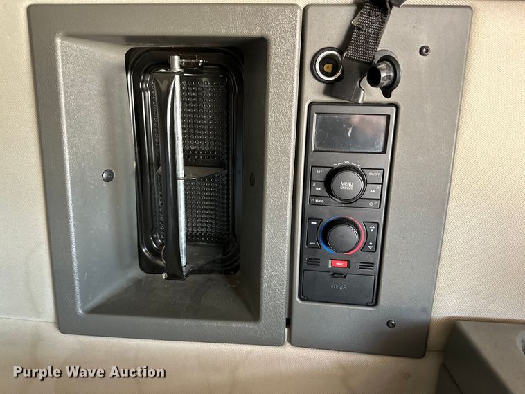 image for item ZA0419 2022 Volvo VNR semi truck